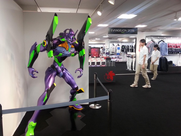 They should have security guards like this guy in every store.