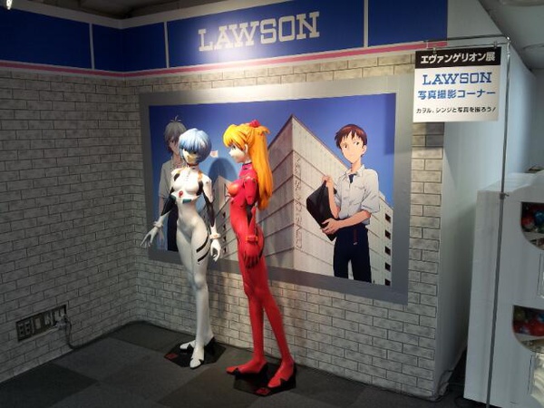 It's good to see the cast "hanging out" outside of work.