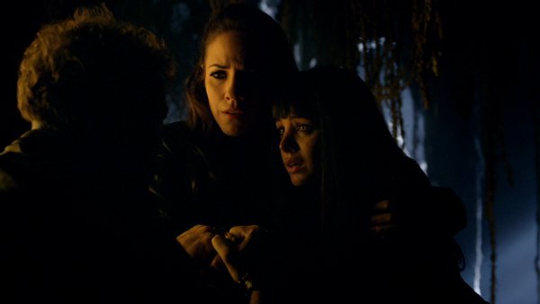 lost-girl-season-3-03