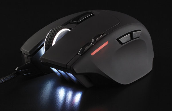 corsair-gaming-sabre-rgb-promo-shot-001